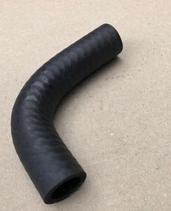 50-1306028-Б2 Шланг термостата (уголок) с хомутами (Dвн=20мм, Dнар=28 мм, L=85 мм/L=85 мм) МТЗ-80-1025 (МТЗ, Украина) 